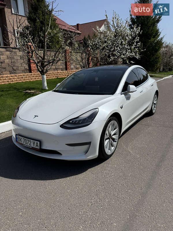 Седан Tesla Model 3 2020 в Ровно