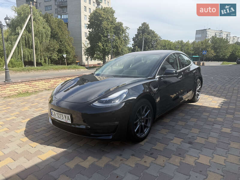 Седан Tesla Model 3 2018 в Умані
