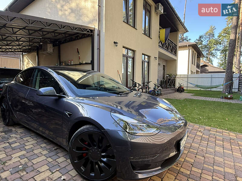 Седан Tesla Model 3 2022 в Буче