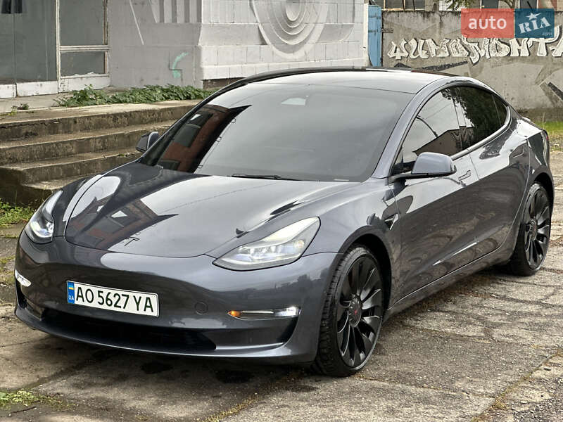 Седан Tesla Model 3 2022 в Мукачево
