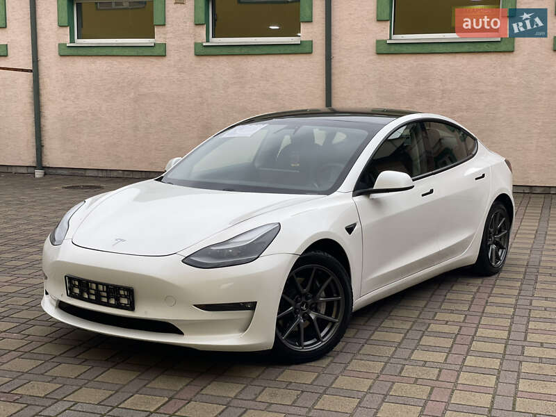 Седан Tesla Model 3 2021 в Стрию