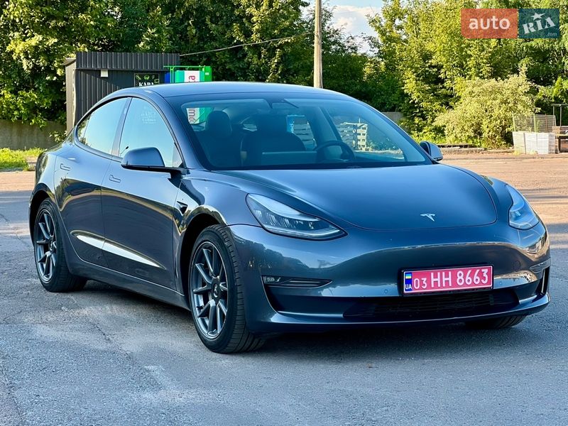 Седан Tesla Model 3 2020 в Ровно