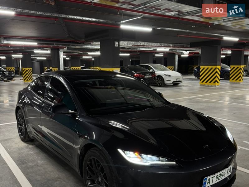 Седан Tesla Model 3 2024 в Івано-Франківську