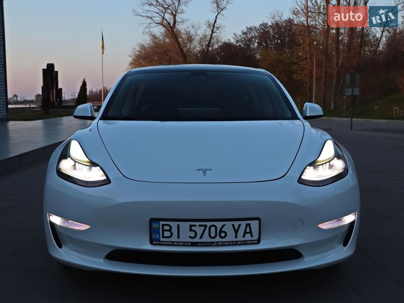 Седан Tesla Model 3 2022 в Кременчуці