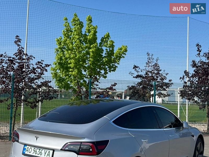 Седан Tesla Model 3 2018 в Ужгороде