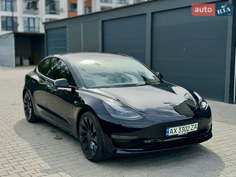 Седан Tesla Model 3 2022 в Черновцах
