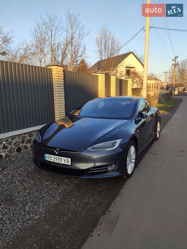 Лифтбек Tesla Model S 2016 в Тростянце