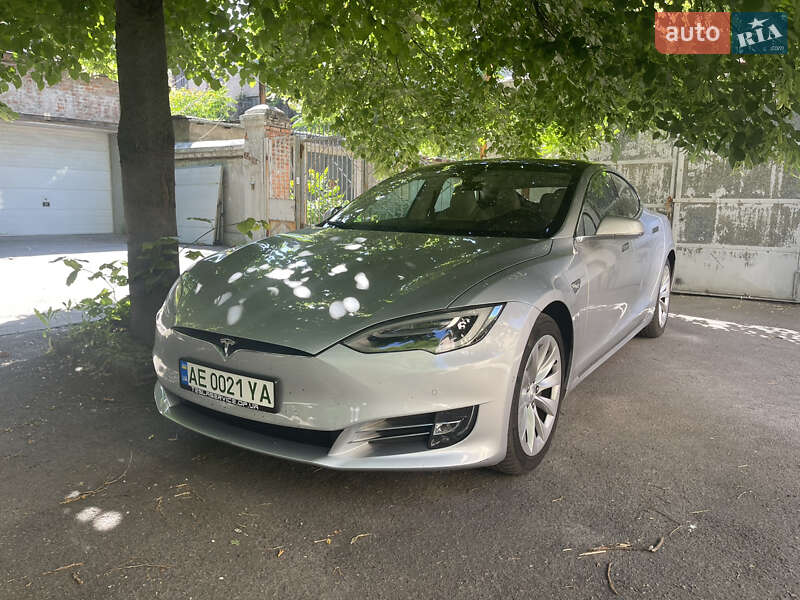 Ліфтбек Tesla Model S 2018 в Дніпрі Ліфтбек Tesla Model S 2018 в Дніпрі