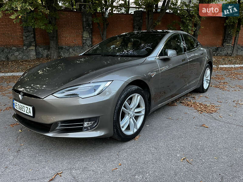 Лифтбек Tesla Model S 2016 в Днепре