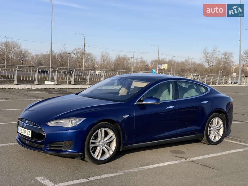 Лифтбек Tesla Model S 2015 в Киеве