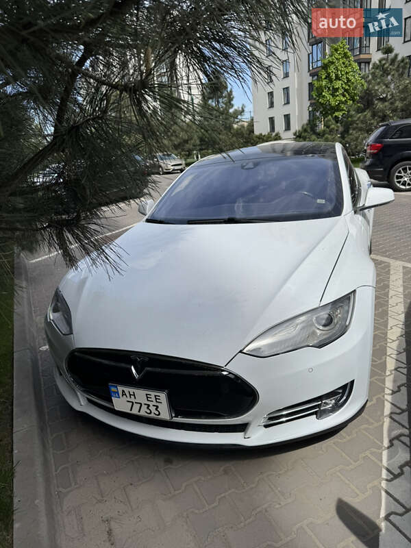 Лифтбек Tesla Model S 2015 в Софиевской Борщаговке