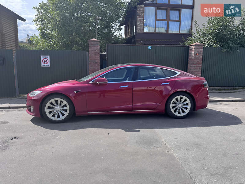 Лифтбек Tesla Model S 2016 в Львове Лифтбек Tesla Model S 2016 в Львове