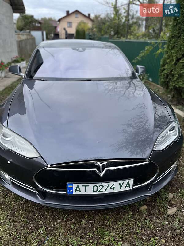 Лифтбек Tesla Model S 2015 в Сторожинце