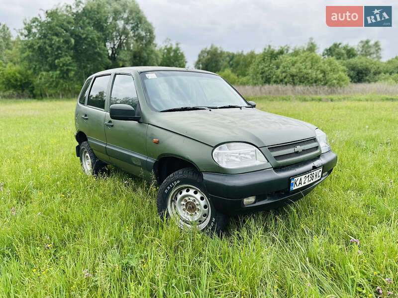 Внедорожник / Кроссовер Chevrolet Niva 2005 в Ромнах