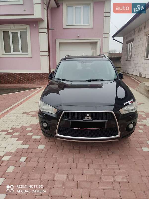 Позашляховик / Кросовер Mitsubishi Outlander XL 2010 в Чернівцях