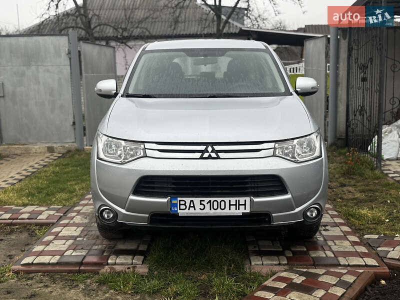 Внедорожник / Кроссовер Mitsubishi Outlander 2014 в Александрие