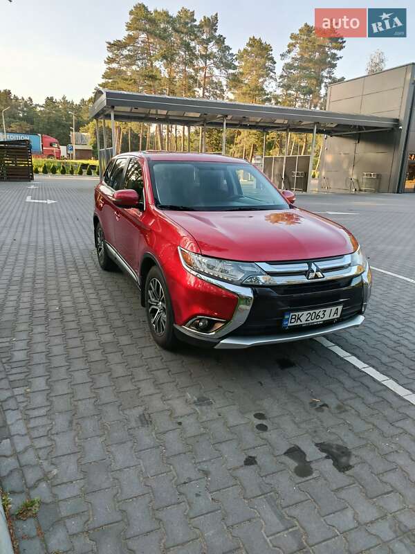 Внедорожник / Кроссовер Mitsubishi Outlander 2017 в Луцке