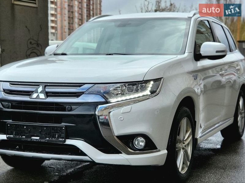 Позашляховик / Кросовер Mitsubishi Outlander 2016 в Києві