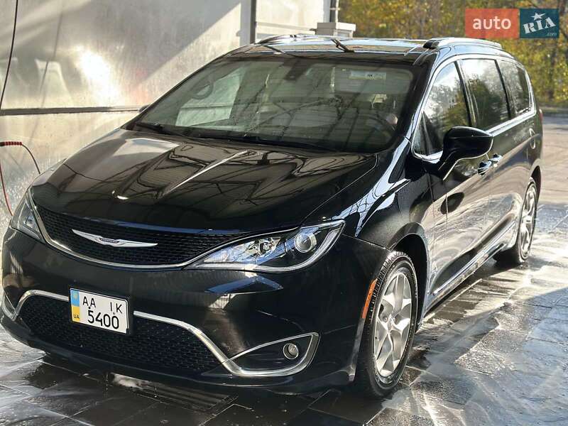 Минивэн Chrysler Pacifica 2016 в Киеве Минивэн Chrysler Pacifica 2016 в Киеве