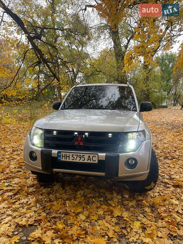 Внедорожник / Кроссовер Mitsubishi Pajero 2010 в Шостке