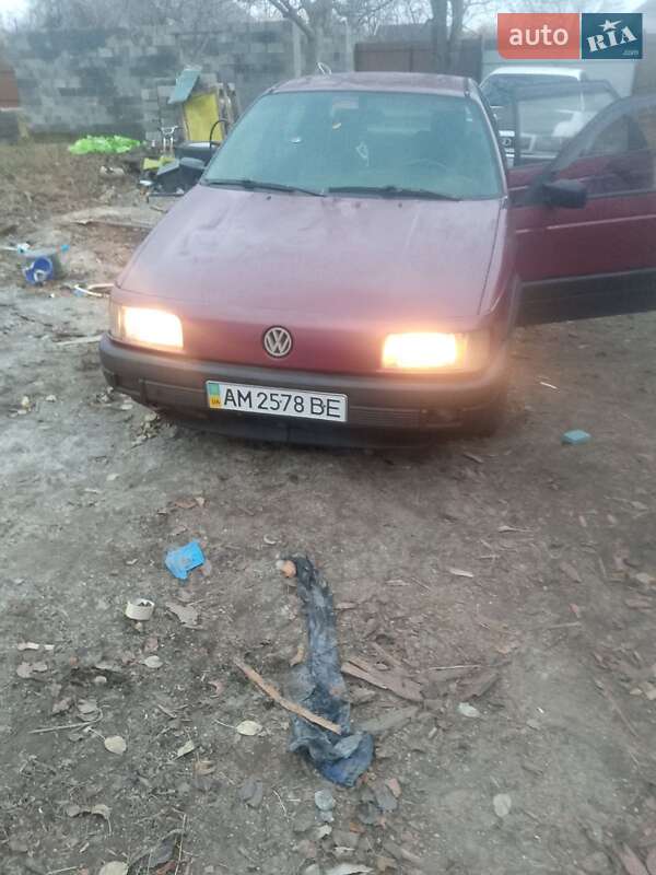 Седан Volkswagen Passat 1990 в Корнине Седан Volkswagen Passat 1990 в Корнине