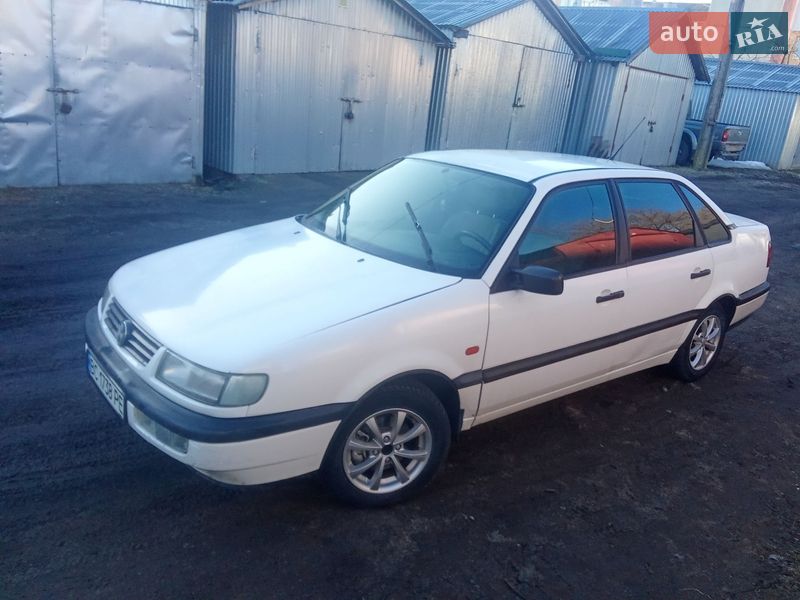 Седан Volkswagen Passat 1994 в Буске
