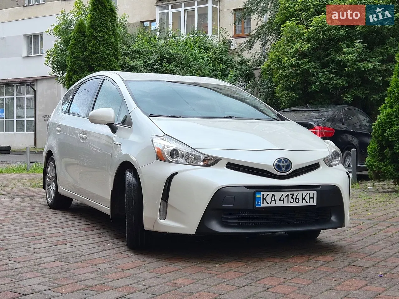 Toyota Prius V 2014 photo 2