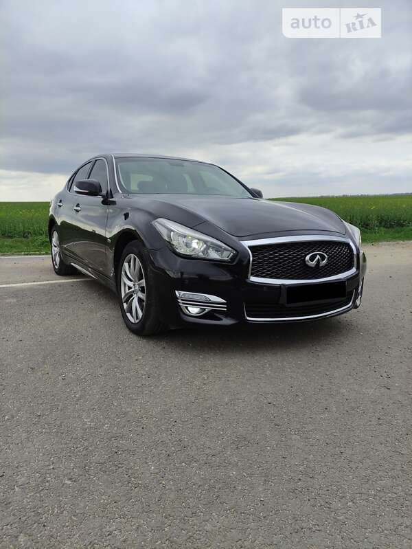 Седан Infiniti Q70 2015 в Львове Седан Infiniti Q70 2015 в Львове