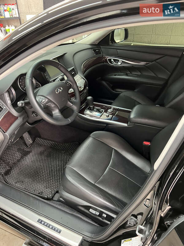 Седан Infiniti Q70 2015 в Харькове Седан Infiniti Q70 2015 в Харькове