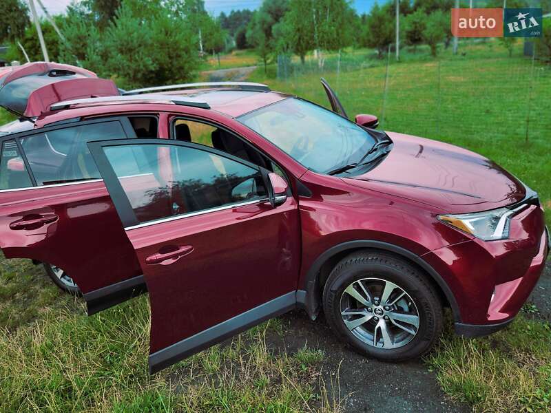 Внедорожник / Кроссовер Toyota RAV4 2017 в Шептицькому