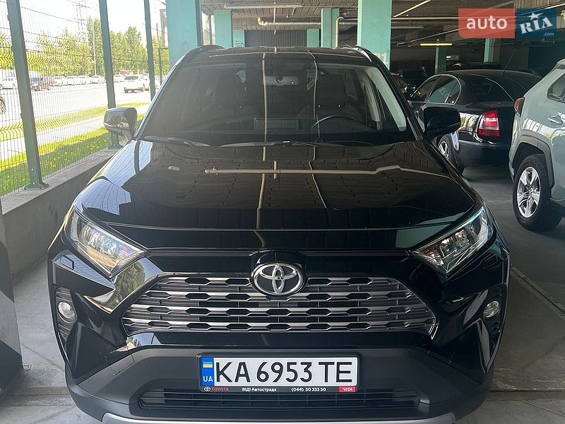 Внедорожник / Кроссовер Toyota RAV4 2019 в Киеве