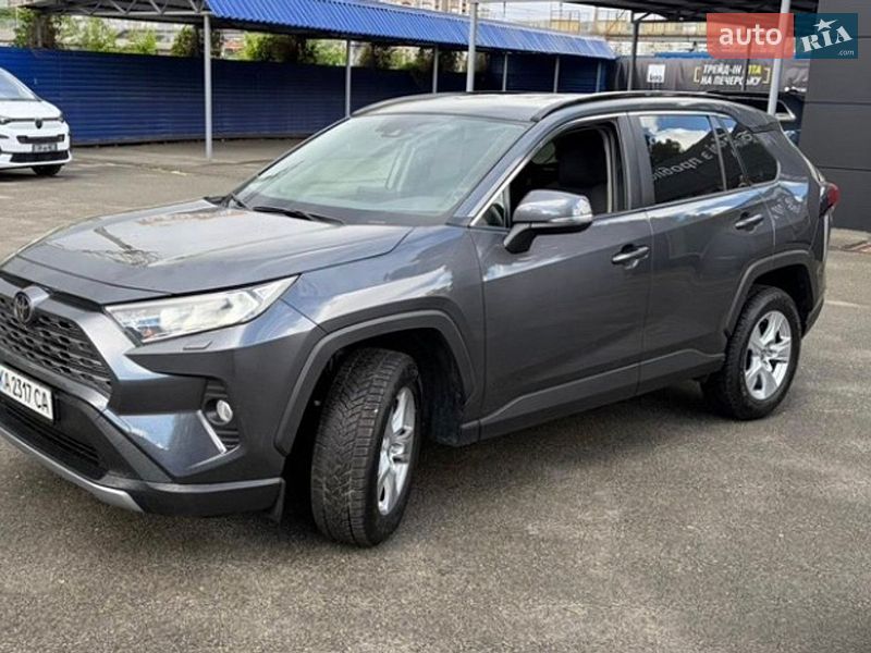 Внедорожник / Кроссовер Toyota RAV4 2021 в Киеве