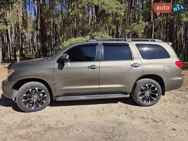 Внедорожник / Кроссовер Toyota Sequoia 2015 в Недригайлове