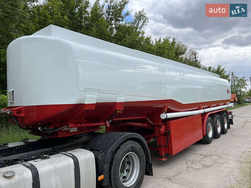 Цистерна напівпричіп Kassbohrer STB 1989 в Києві