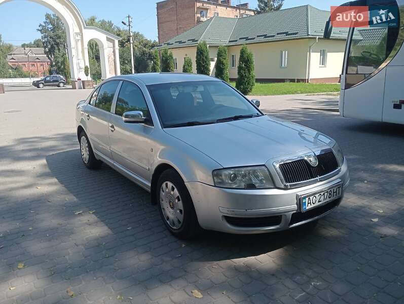 Лифтбек Skoda Superb 2006 в Остроге