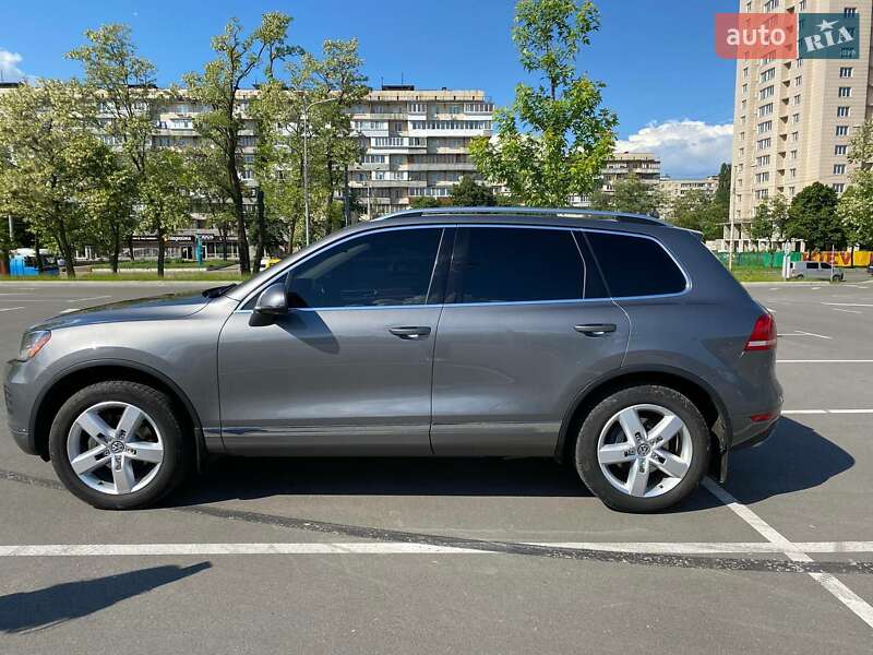 Позашляховик / Кросовер Volkswagen Touareg 2012 в Києві