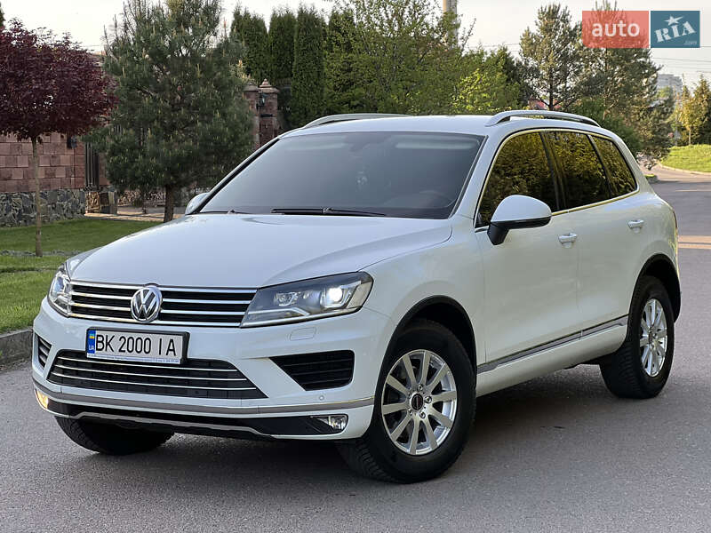 Внедорожник / Кроссовер Volkswagen Touareg 2014 в Ровно