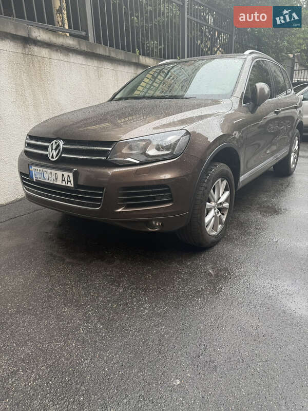 Внедорожник / Кроссовер Volkswagen Touareg 2014 в Киеве