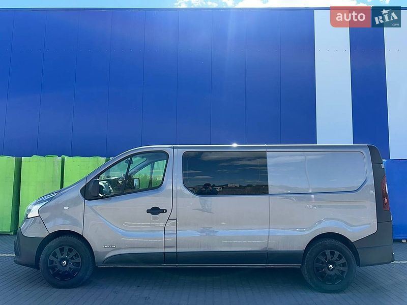 Грузопассажирский фургон Renault Trafic 2015 в Ровно