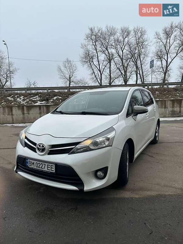 Минивэн Toyota Verso 2013 в Ромнах Минивэн Toyota Verso 2013 в Ромнах
