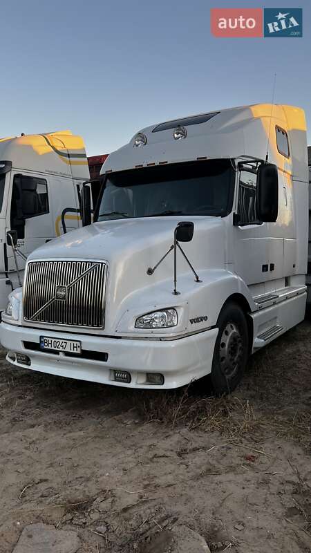 Тягач Volvo VNL 660 2001 в Киеве