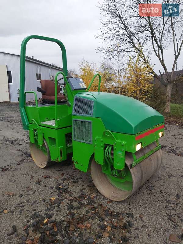 Дорожный каток Stavostroj VSH-300 2001 в Виноградове