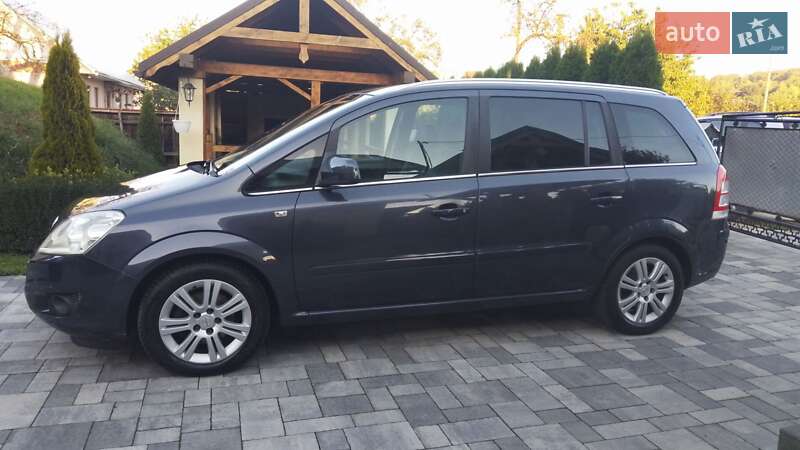 Минивэн Opel Zafira 2010 в Косове Минивэн Opel Zafira 2010 в Косове