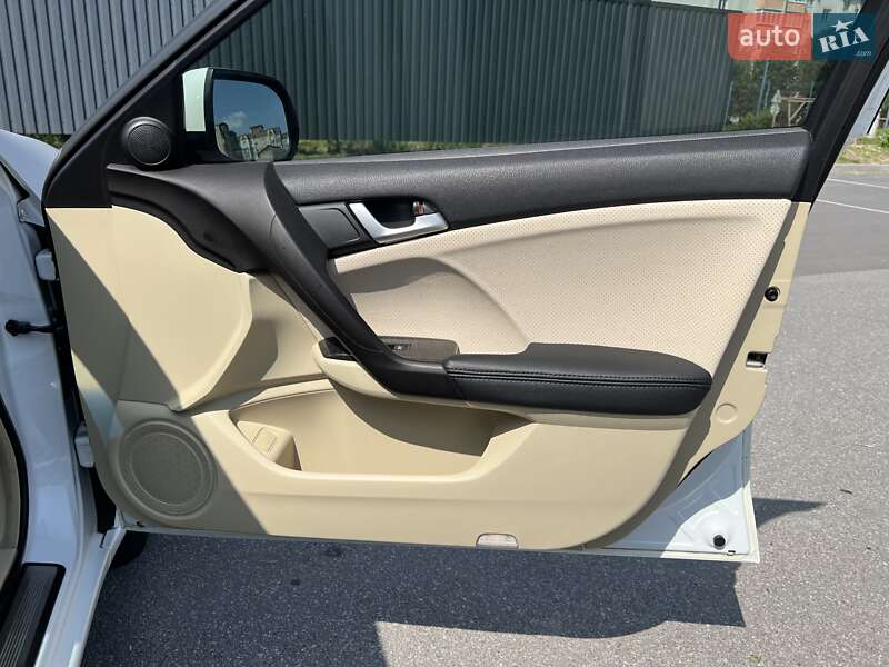 Седан Acura TSX 2011 в Богуславі