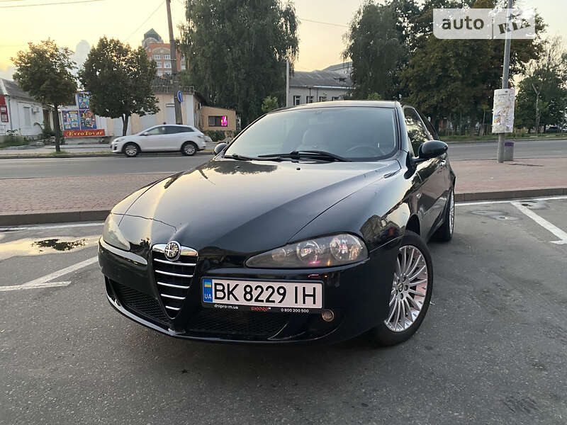 Хэтчбек Alfa Romeo 147 2005 в 