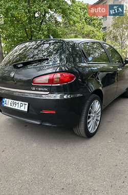 Хетчбек Alfa Romeo 147 2005 в 