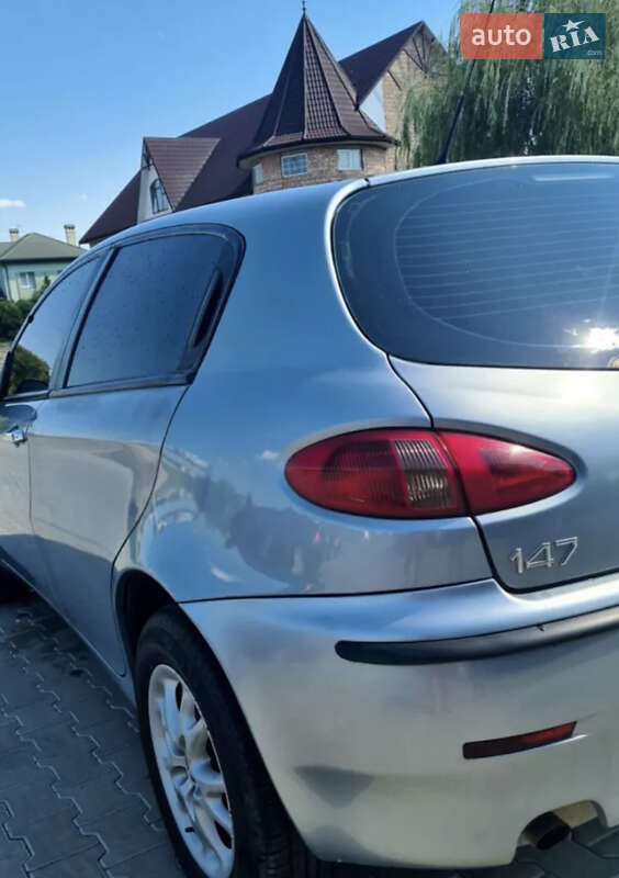 Хэтчбек Alfa Romeo 147 2004 в Черновцах