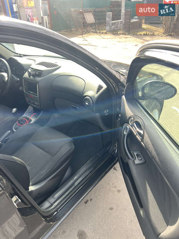 Хэтчбек Alfa Romeo 147 2008 в Вишневом фото 4 Хэтчбек Alfa Romeo 147 2008 в Вишневом