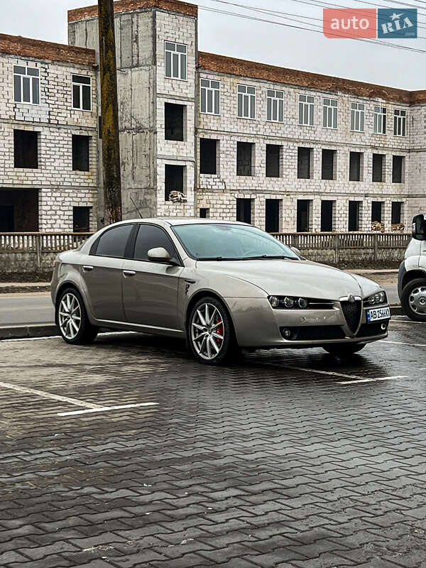 Седан Alfa Romeo 159 2006 в Липовці