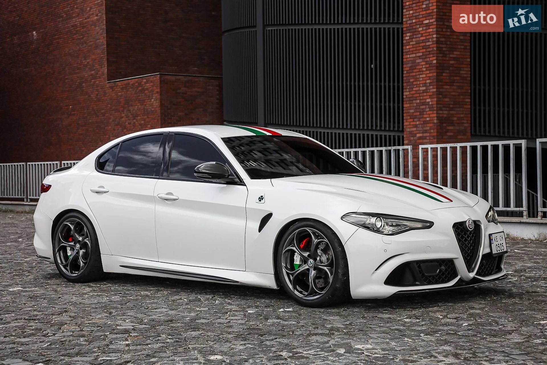 2016 Alfa Romeo Giulia - мініатюра 3